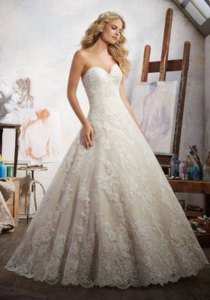 robe de mariée en dentelle princesse modèle 8108