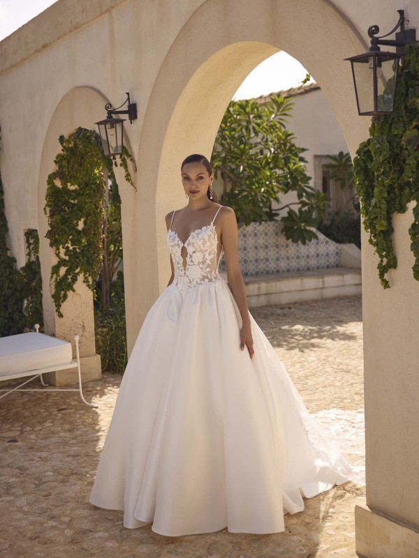 Robe de mariée de la marque Modeca modèle Gyda-D à bretelles fines avec haut en dentelle et bas en satin 