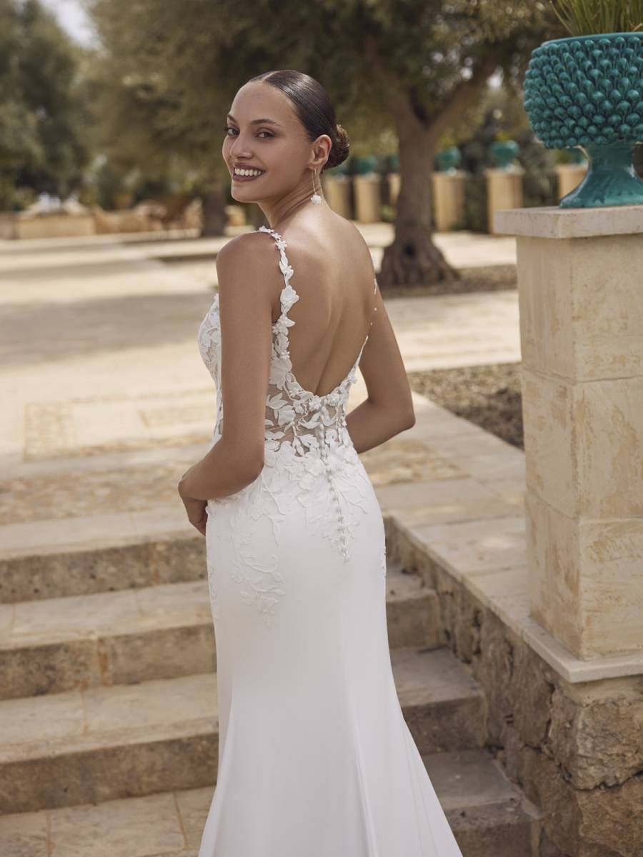 Robe de mariée sirène en crêpe et dentelle de Modeca modèle Gaelle