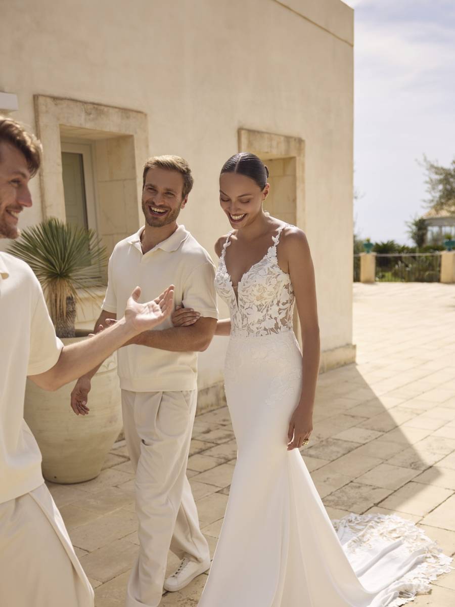 Robe de mariée sirène en crêpe et dentelle de Modeca modèle Gaelle