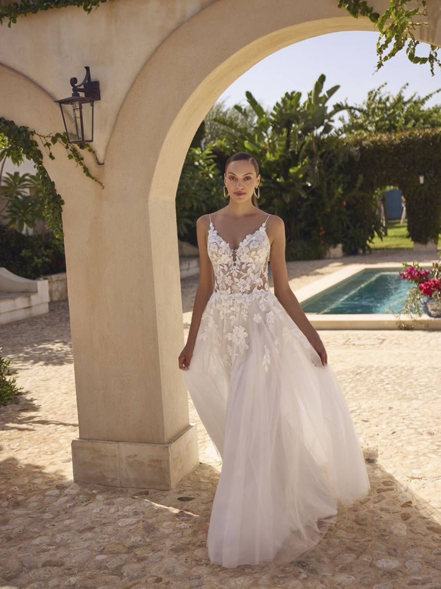 Robe de mariée fluide de style bohème en dentelle et tulle de chez Modeca modèle Galaxy