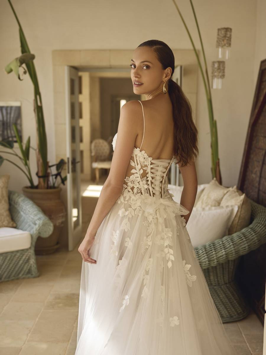 Robe de mariée fluide de style bohème en dentelle et tulle de chez Modeca modèle Galaxy