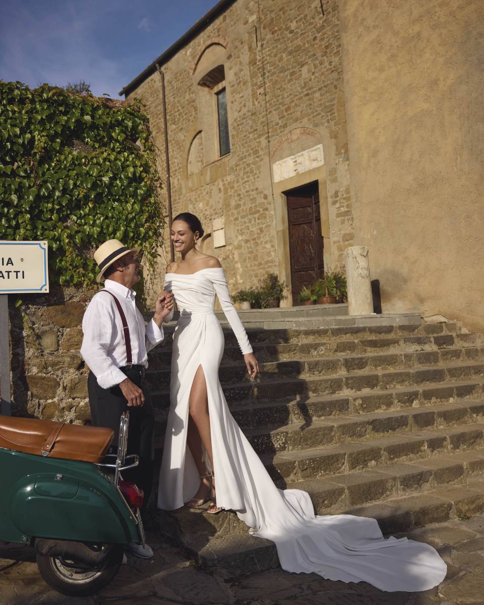 Robe de mariée sirène drapée en crêpe de la marque Modeca modèle Giselle
