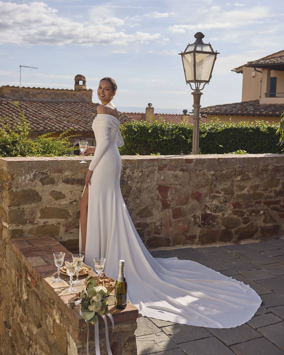 Robe de mariée sirène drapée en crêpe de la marque Modeca modèle Giselle