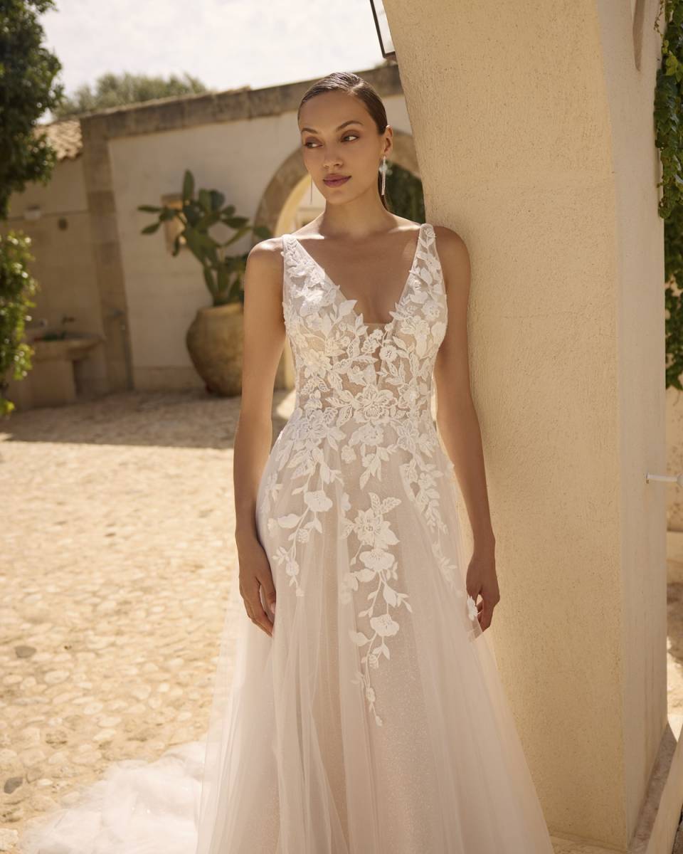 Robe de mariée fluide en dentelle et tulle bohème champêtre avec dos nu coloris beige de chez Modeca modèle Grea