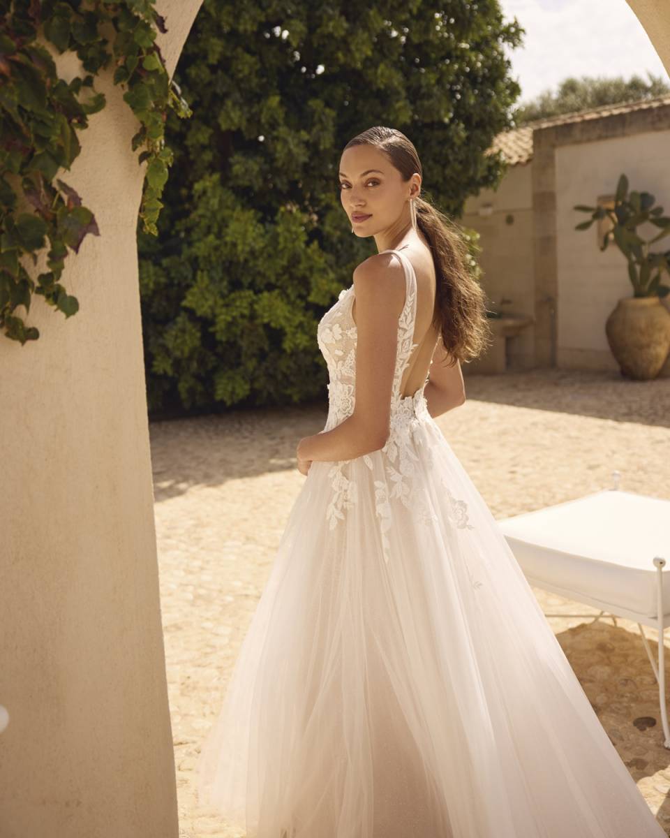 Robe de mariée fluide en dentelle et tulle bohème champêtre avec dos nu coloris beige de chez Modeca modèle Grea