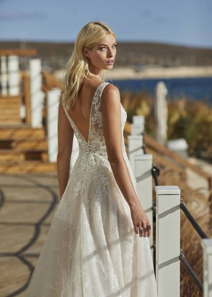 Robe de mariée de la marque MODECA de style bohème chic, vue de près