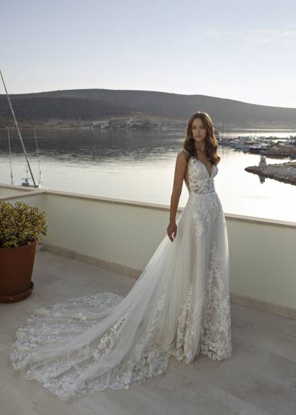 Robe de mariée de la marque PAPILLON, nommée ODINA, vue de dos de près