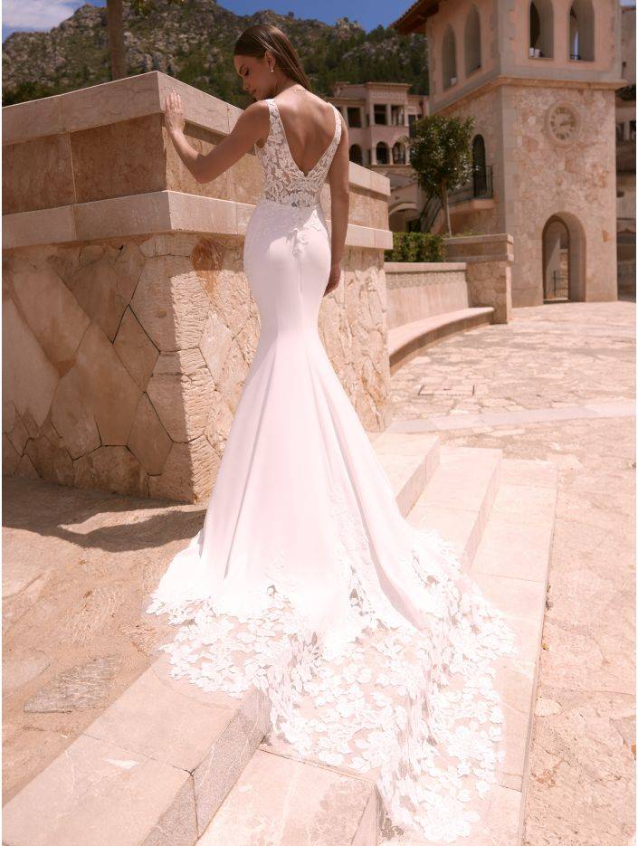 Robe de mariée de style sirène décolleté dans le dos de Bianco Evento modèle Nireus  Aix en Provence