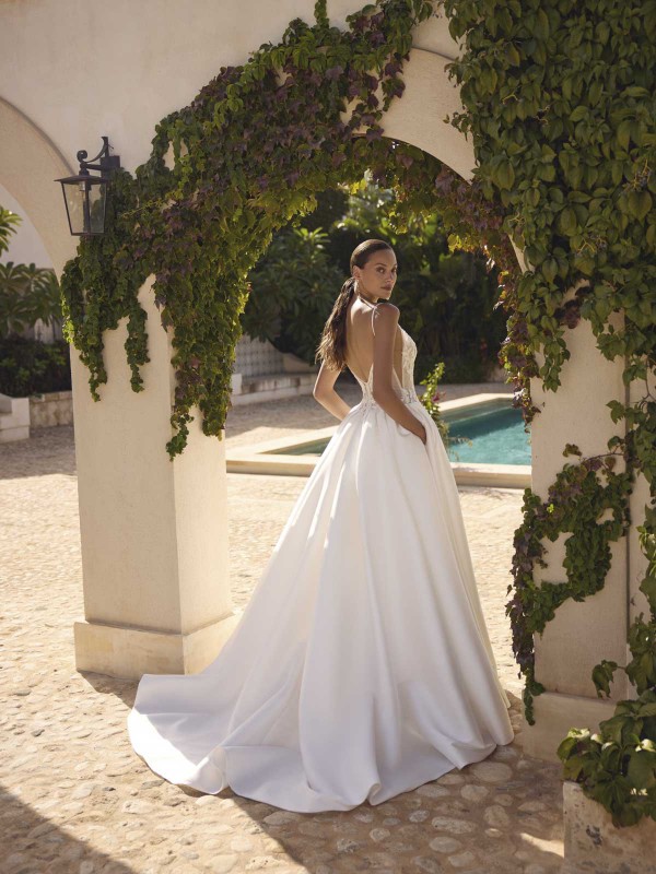 Robe de mariée de la marque Modeca modèle Gyda-D à bretelles fines avec haut en dentelle et bas en satin 
