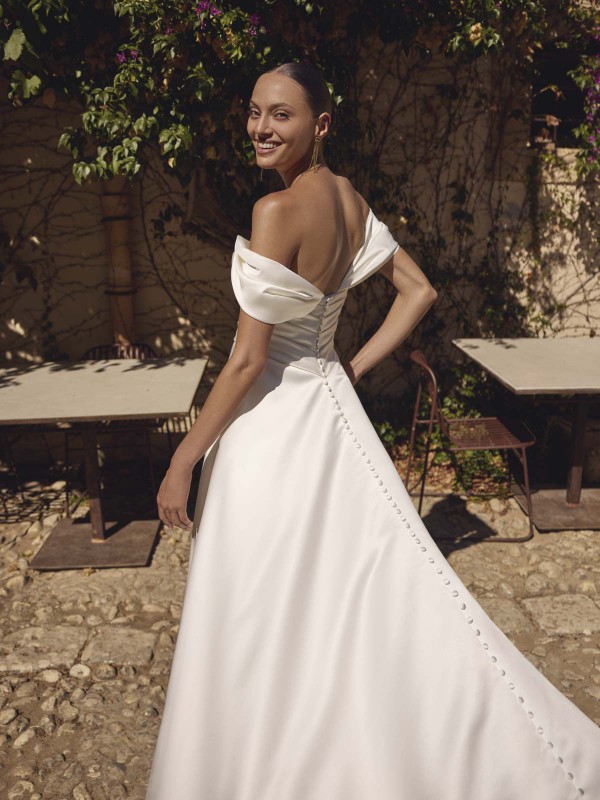 Robe de mariée en satin de la marque Modeca modèle Gerlinde manches tombantes près de Martigues