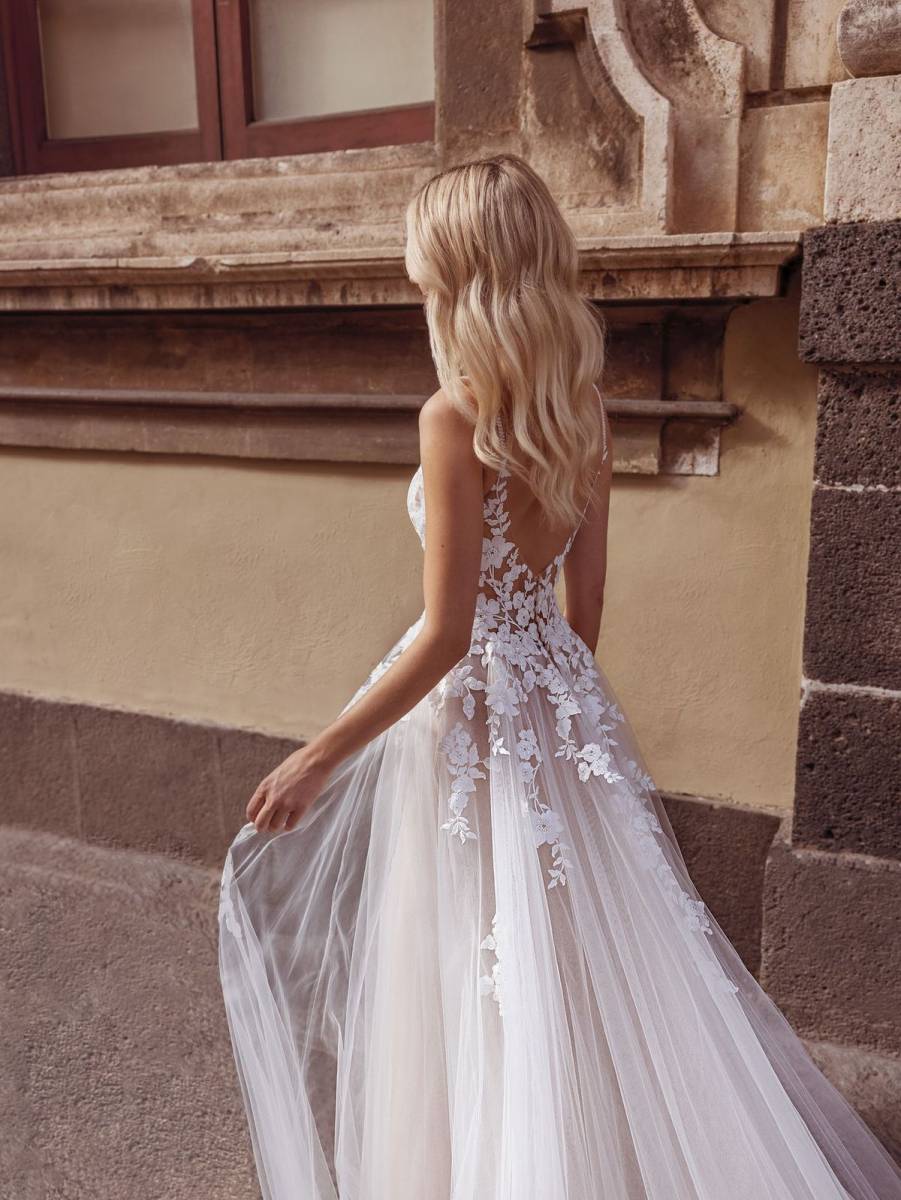 modèle RACHEL, une robe en dentelle et voile de tulle 